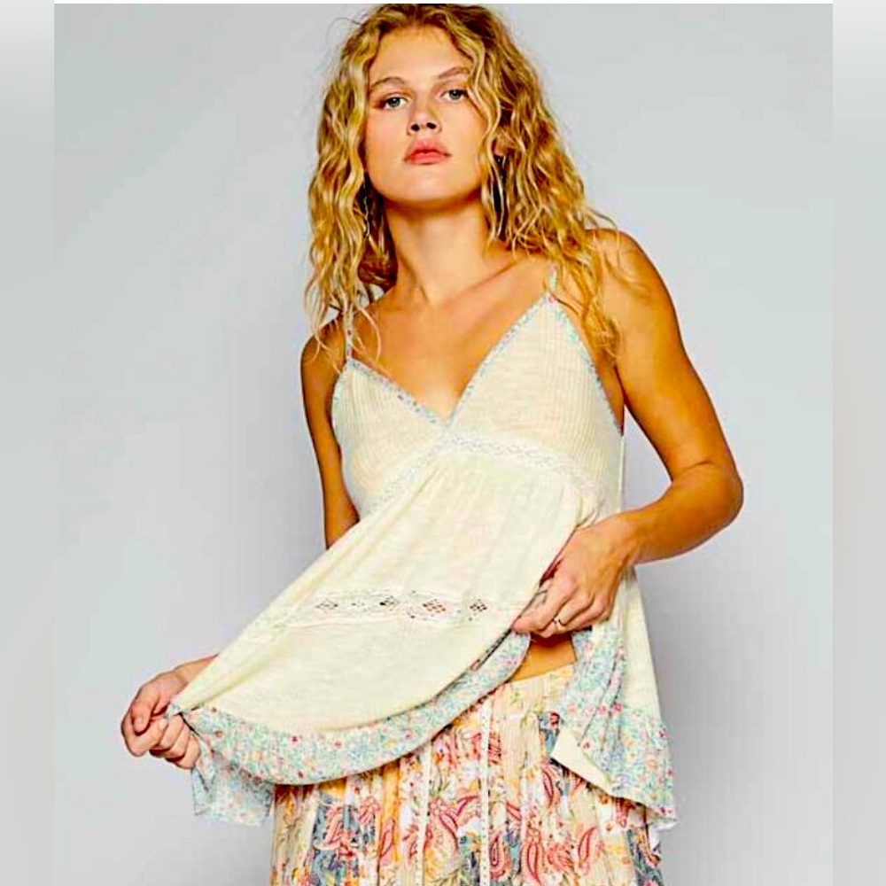 POL FLORAL TRIMMED CREAM TANK TOP!